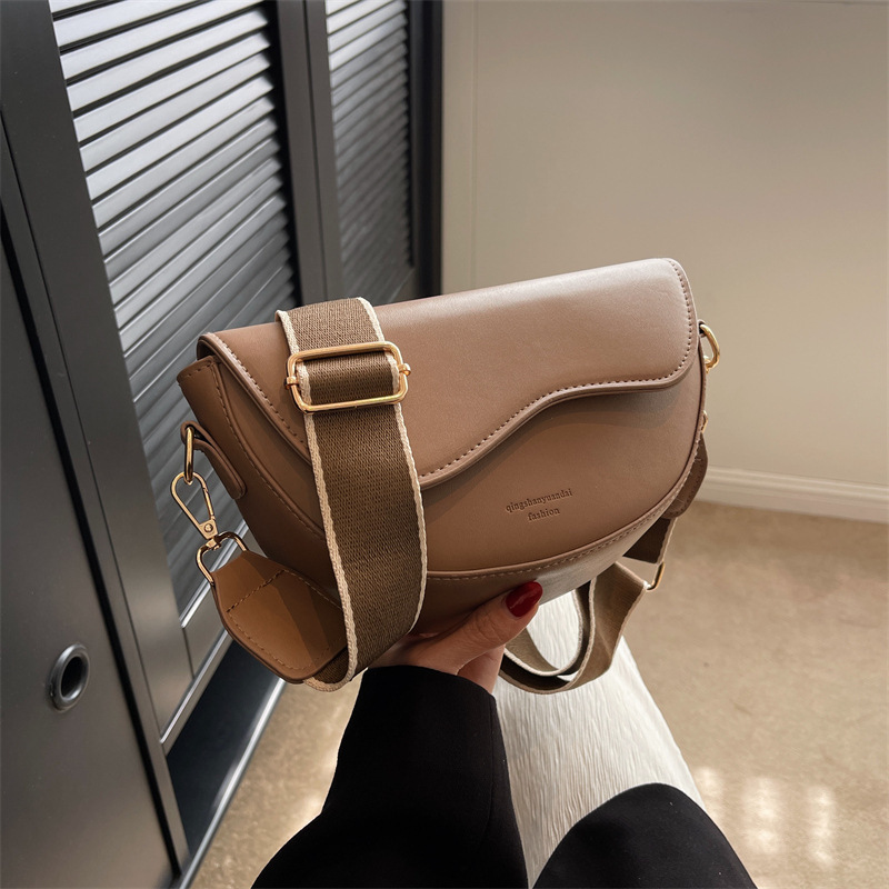 Nuevo bolso popular retro versátil elegante de hombro único bajo el brazo tipo sillín