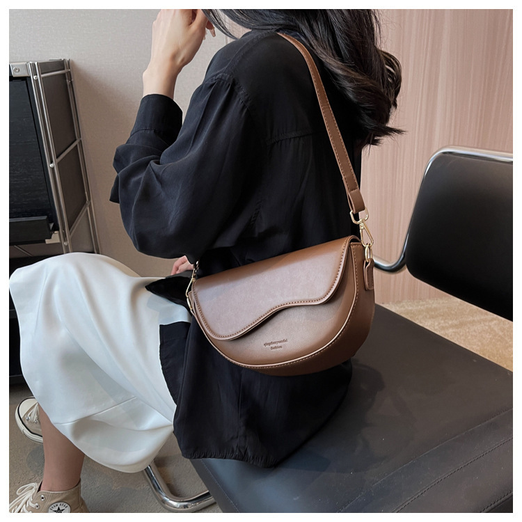 Nuevo bolso popular retro versátil elegante de hombro único bajo el brazo tipo sillín