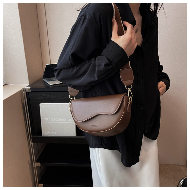 Nuevo bolso popular retro versátil elegante de hombro único bajo el brazo tipo sillín