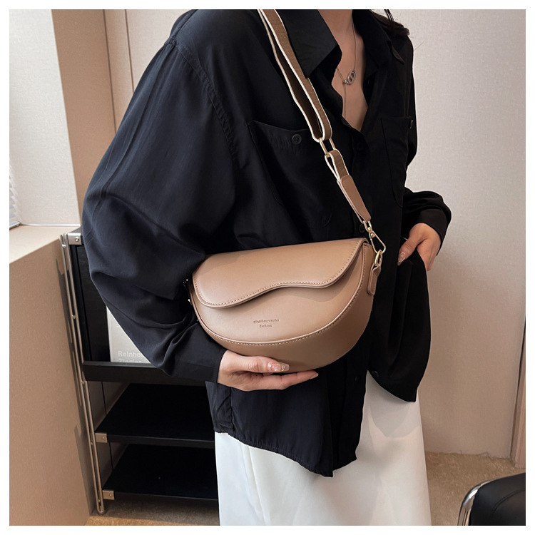 Nuevo bolso popular retro versátil elegante de hombro único bajo el brazo tipo sillín