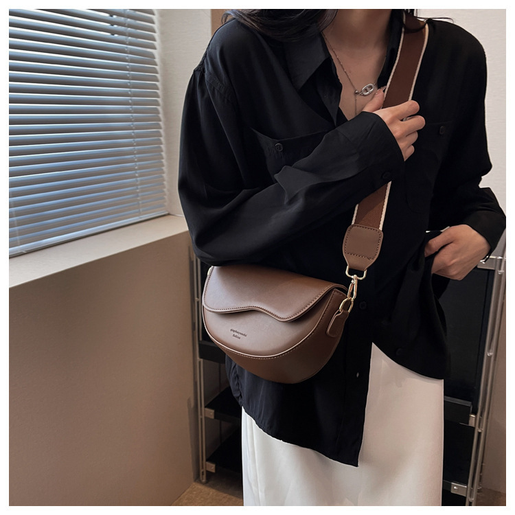 Nuevo bolso popular retro versátil elegante de hombro único bajo el brazo tipo sillín
